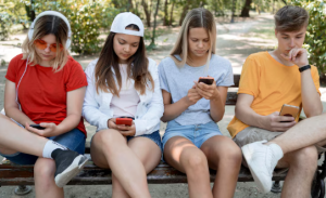 ragazzi con smartphone ph fp