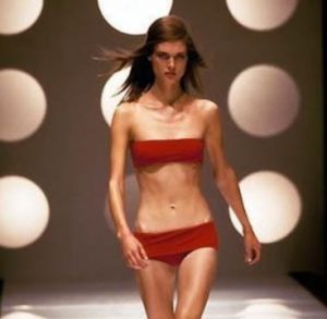 la magrezza sfila in passerella (ph web)