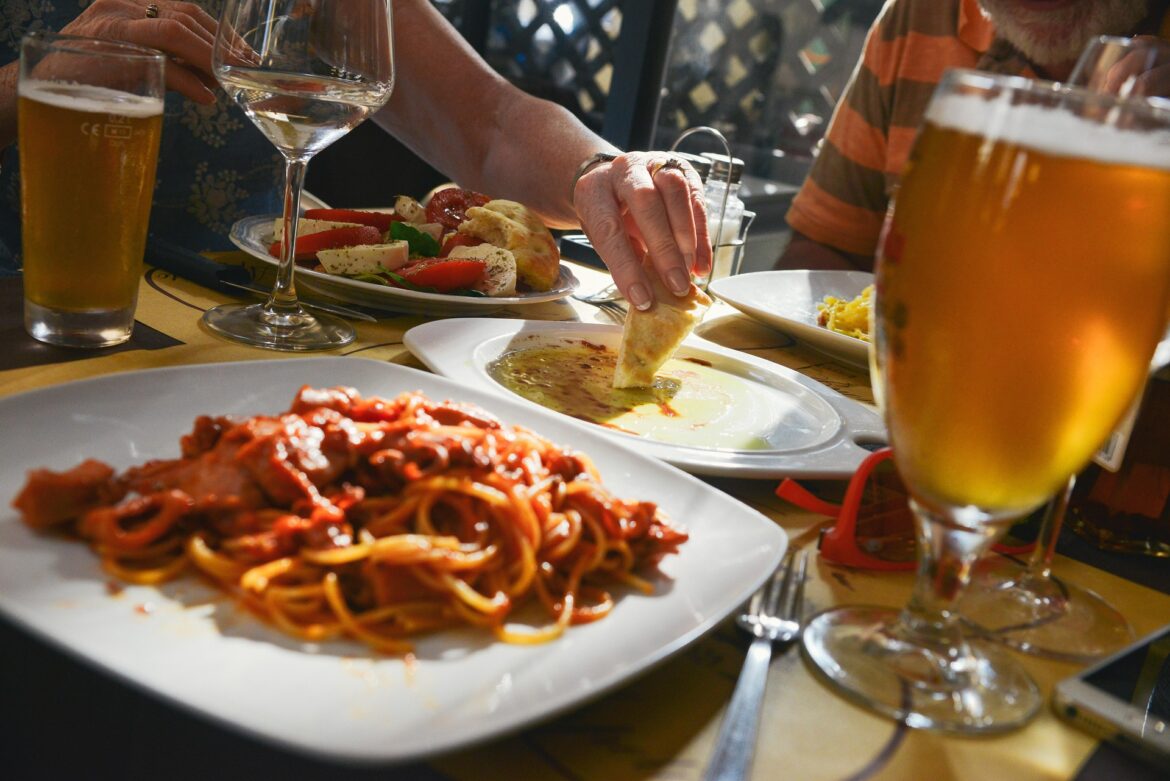 cena tra sconosciuti ph pixabay